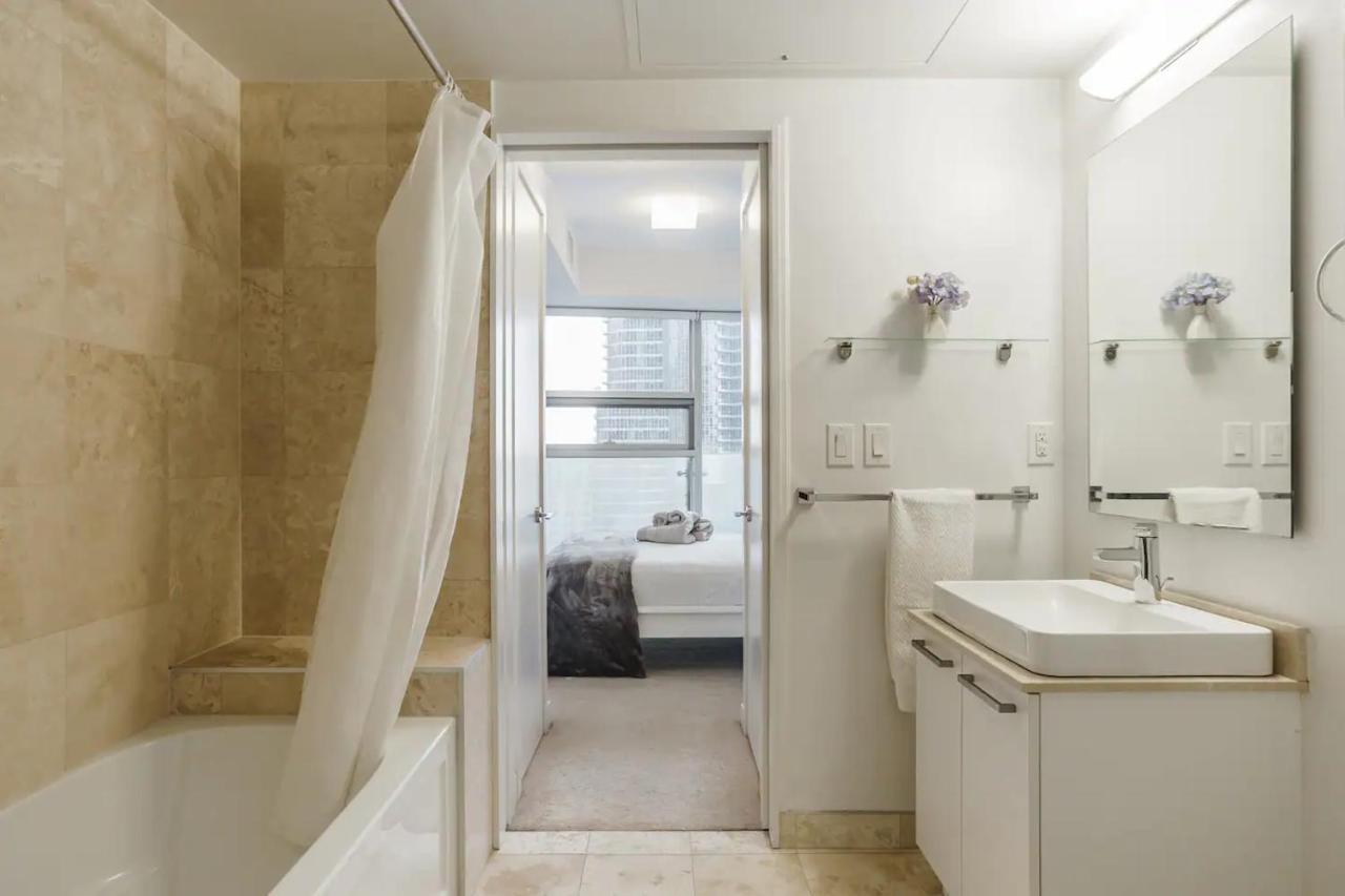 Luxury 2-Bedroom Condo Parking, View Of Cn Tower Toronto Exterior foto